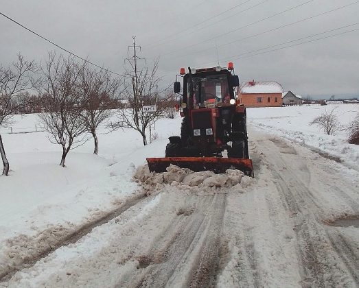 На Прикарпатті дорожники активно борються зі снігом ФОТО