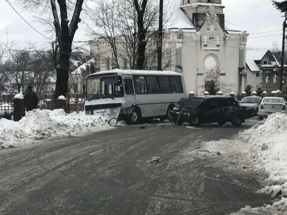 Чергова ДТП: на Прикарпатті пасажирський автобус зіткнувся з легковиком ФОТО, ВІДЕО