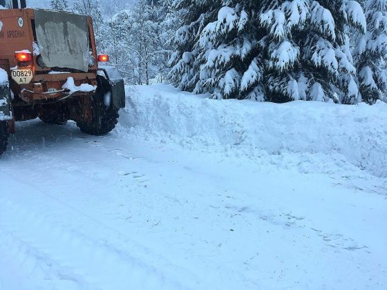 На Прикарпатті дорожники активно борються зі снігом ФОТО