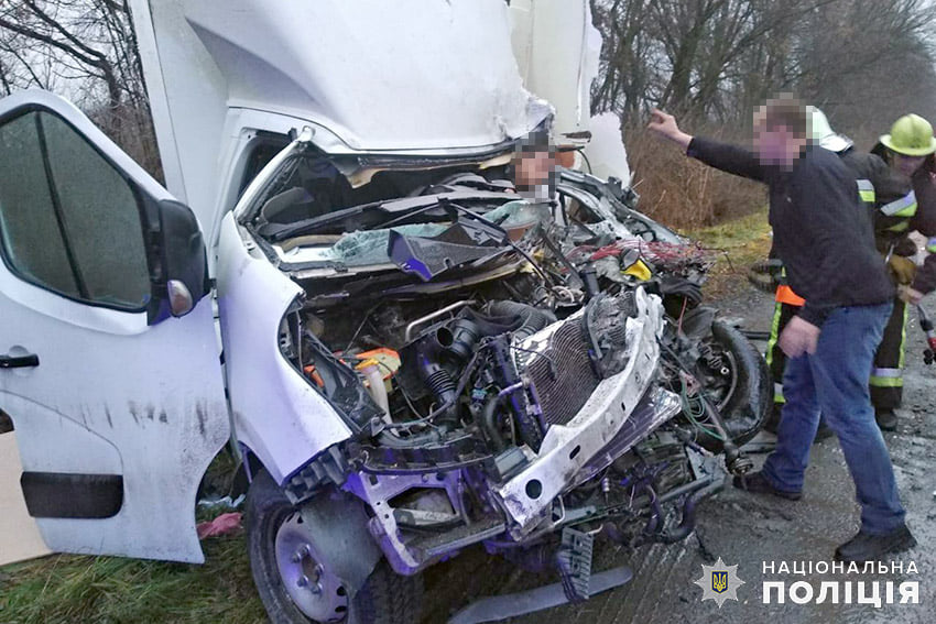 Потрійне зіткнення фур: у масштабній автотрощі травмувалося четверо людей, серед постраждалих - водій з Франківська ФОТО