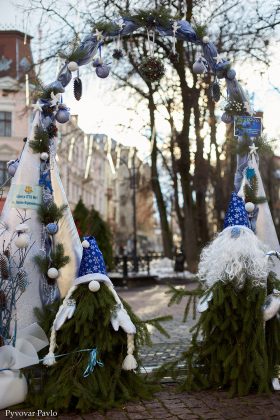 У Франківську облаштували яскраві новорічні фотозони ФОТО