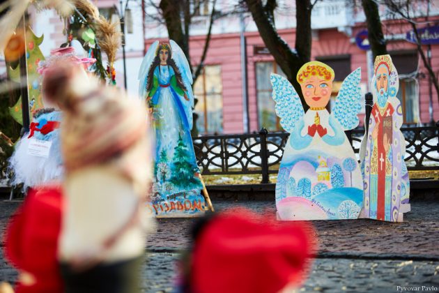 У Франківську облаштували яскраві новорічні фотозони ФОТО