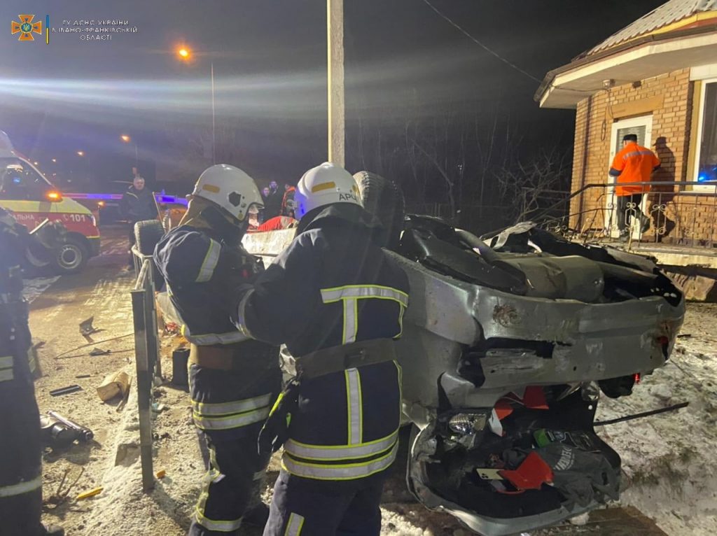 В лікарні помер пасажир «BMW», яка перекинулась на залізничному переїзді у Франківську. Водій був п’яний ФОТО