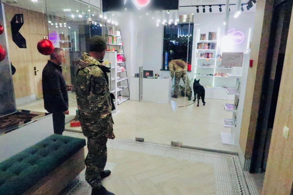 "Мінувальника" торгового центру в Коломиї розшукує поліція ФОТО