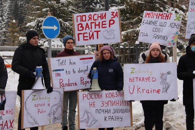 Сотні людей зібрались на акцію протесту під резиденцією Зеленського в Гуті ФОТО