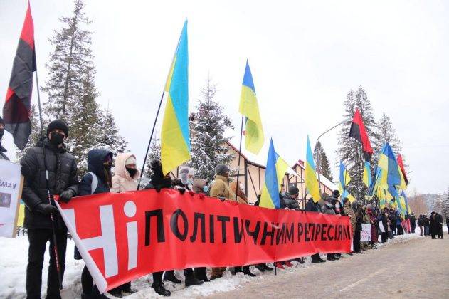 Сотні людей зібрались на акцію протесту під резиденцією Зеленського в Гуті ФОТО