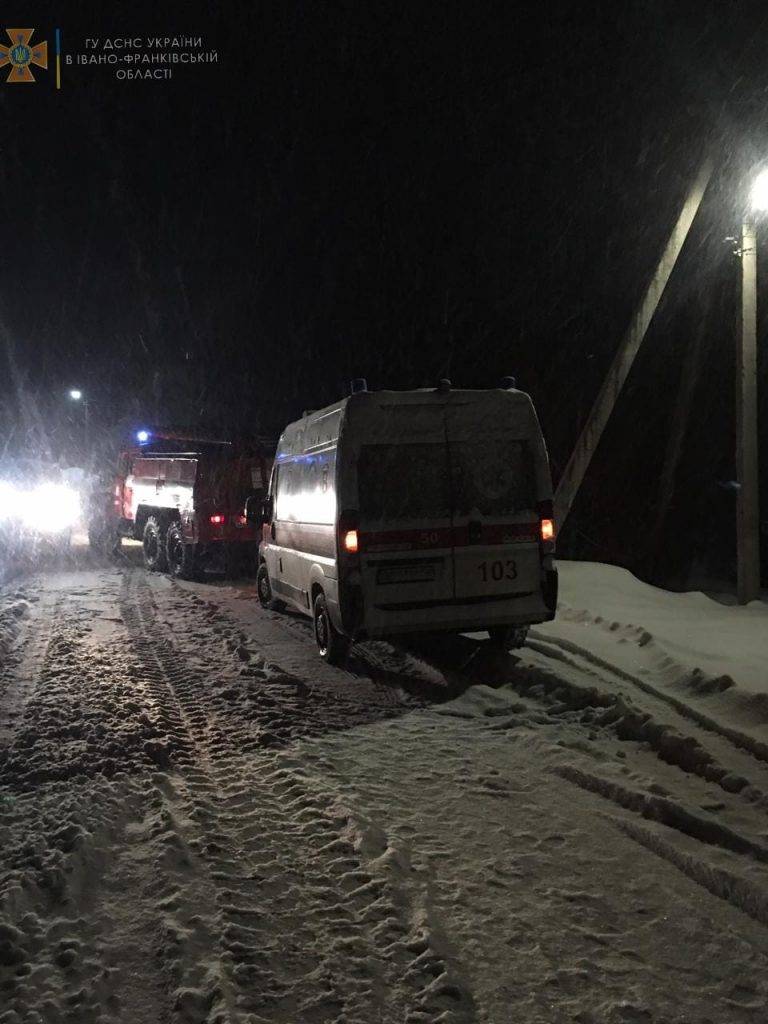 Прикарпатські рятувальники визволяли із снігових заметів швидку та легковий автомобіль ФОТО