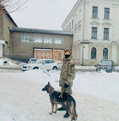 На Прикарпатті розшукують "псевдомінера", який повідомив про замінування ліцею