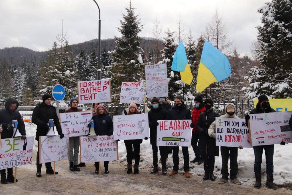 Сотні людей зібрались на акцію протесту під резиденцією Зеленського в Гуті ФОТО