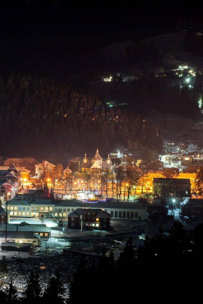Зимова казка: Як виглядає нічна Верховина з гори Пушкар ФОТО