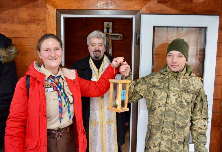 Пластуни передали Вифлеємський вогонь миру франківським авіаторам ФОТО