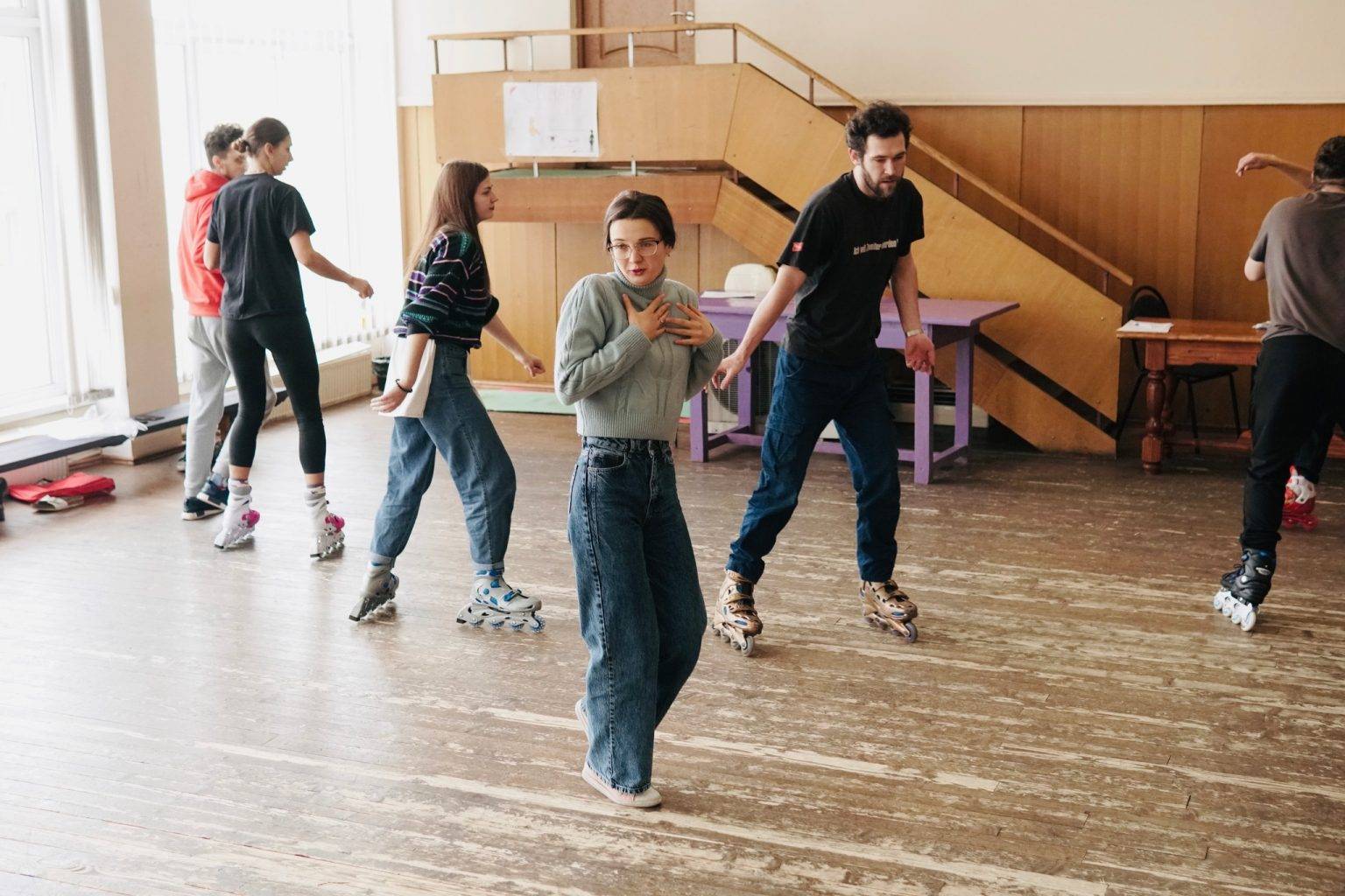 Задля нової дитячої вистави "Попелюшка", актори франківського драмтеатру стали на ролики