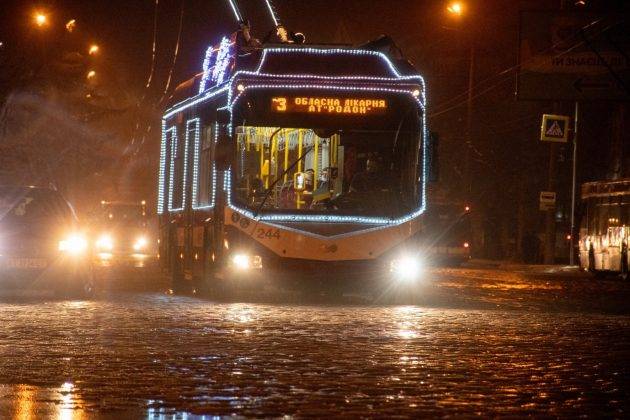 “Чорна п’ятниця”: Марцінків проінспектував місто на святковому тролейбусі