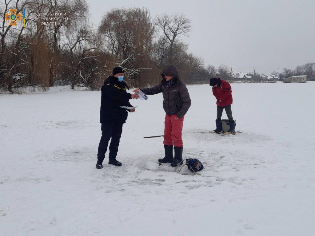 Прикарпатські рятувальники продовжують нести чергування біля водойм, адже крига на них є ще надто небезпечною ФОТО