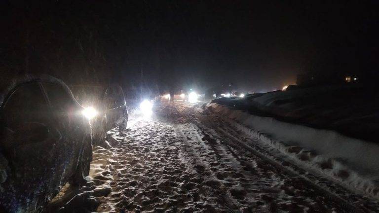 На Яблуницькому перевалі через заметіль та ожеледицю застрягли автомобілі та автобуси ФОТО