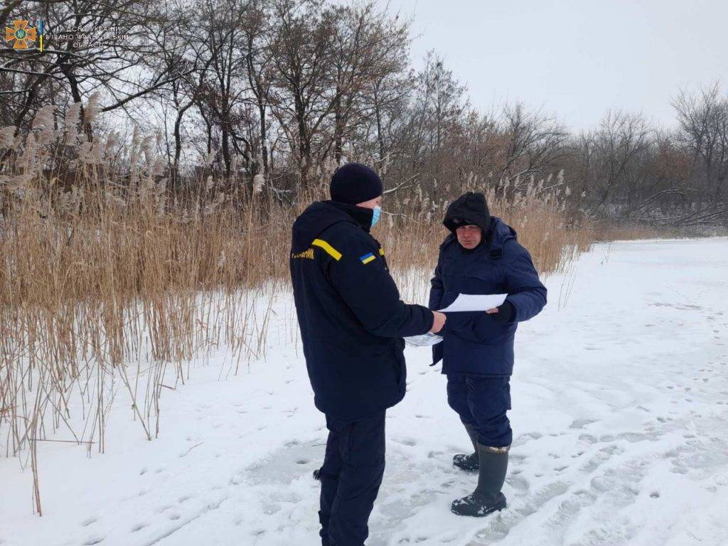 Прикарпатські рятувальники продовжують нести чергування біля водойм, адже крига на них є ще надто небезпечною ФОТО