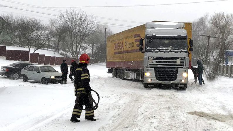 Водій вантажівки, рухаючись з Кривопільського перевалу, не впорався з керуванням та заблокував проїзну частину дороги