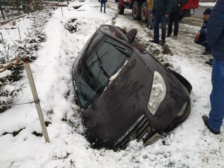 На Франківщині через ожеледицю легковик злетів у кювет