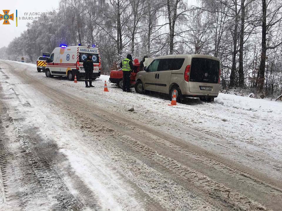 Швидка у сніговому заметі та автомобіль на даху із двома травмованими- прикарпатські рятувальники допомагали водіям через негоду