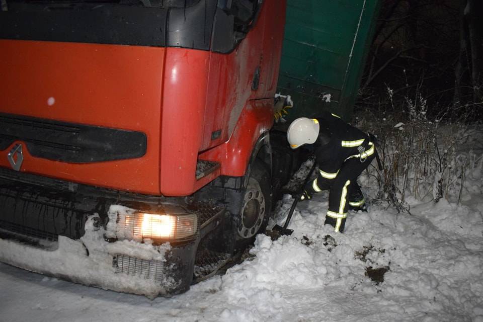 У Франківську МАРСіани “визволяли” з снігового полону вантажівку