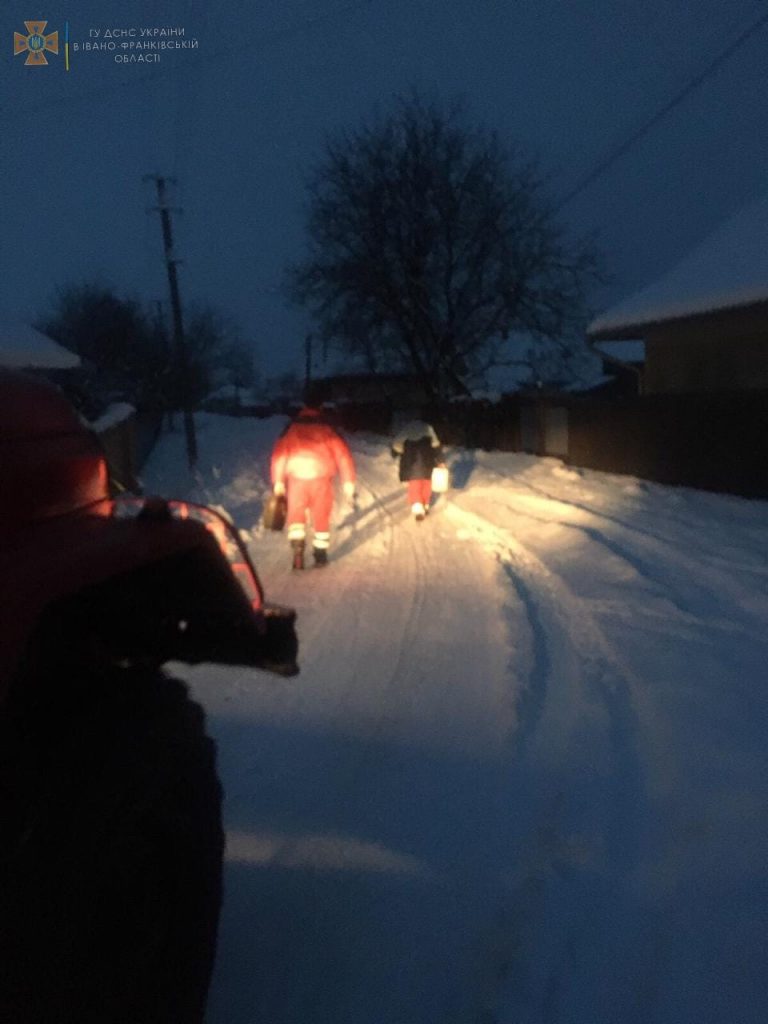 Швидка у сніговому заметі та автомобіль на даху із двома травмованими усередині - прикарпатські рятувальники допомагали водіям через негоду