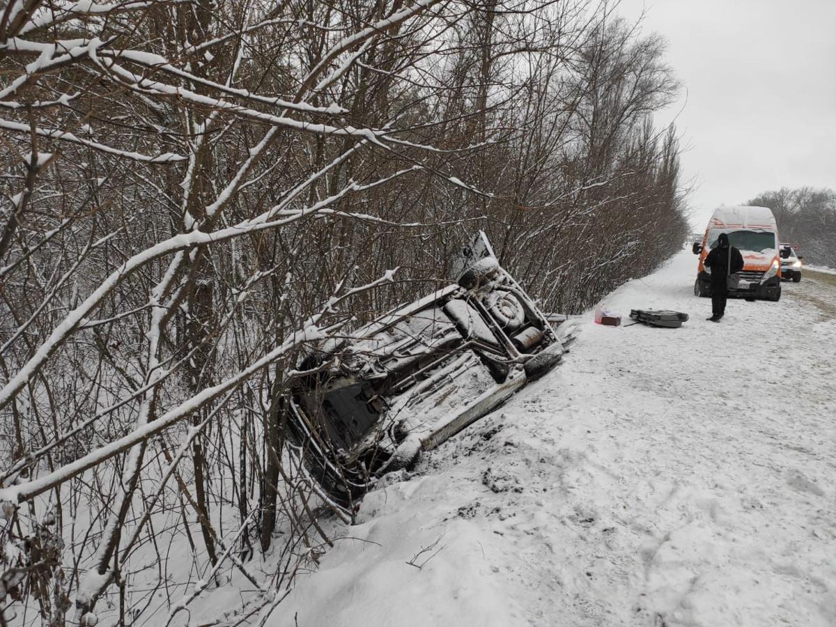 В Івано-Франківській області автомобіль не втримався на засніженій дорозі та перекинувся у кювет