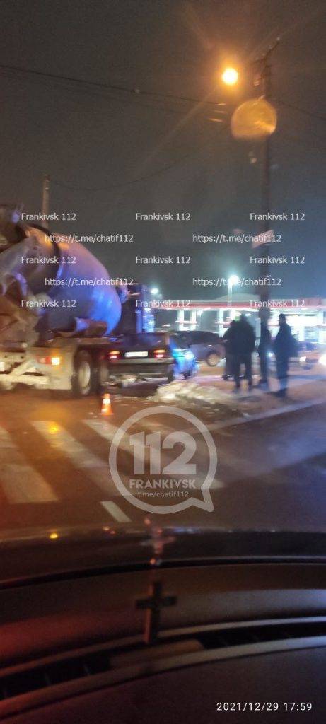 Вечірня автотроща у Франківську: авто зіштовхнулось з вантажівкою ФОТОФАКТ