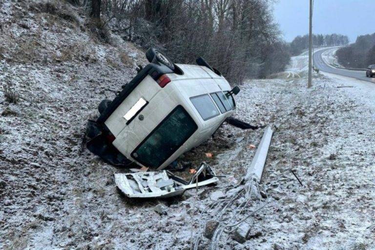 В Надвірній "Volkswagen Transporter" на великій швидкості врізався у стовп