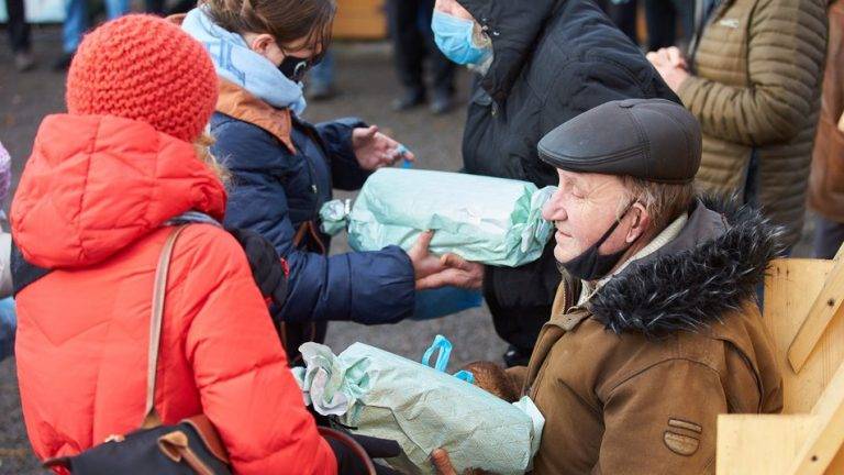 Прикарпатців запрошують долучитися до підготовки різдвяного обіду для нужденних