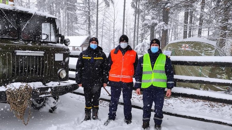 На гірських перевалах прикарпатські рятувальники розгорнули мобільні пункти обігріву