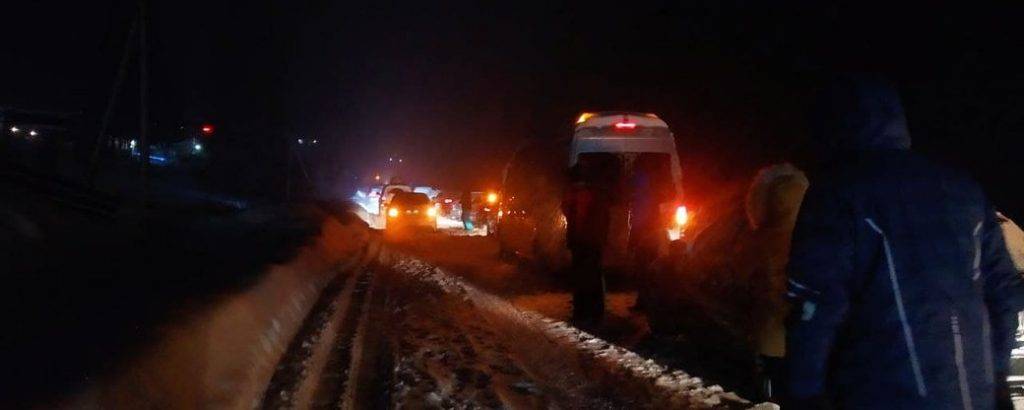 На Яблуницькому перевалі через заметіль та ожеледицю застрягли автомобілі та автобуси ФОТО