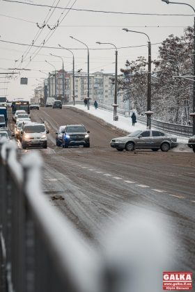 Івано-Франківськ оповився у снігову казку ФОТОРЕПОРТАЖ