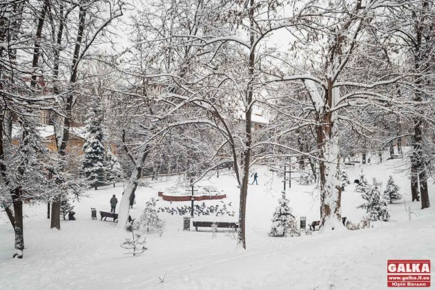 Івано-Франківськ оповився у снігову казку ФОТОРЕПОРТАЖ