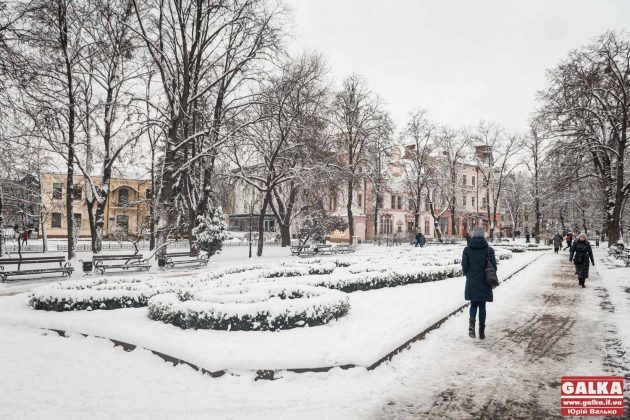 Івано-Франківськ оповився у снігову казку ФОТОРЕПОРТАЖ