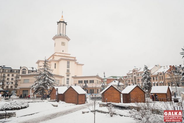 Івано-Франківськ оповився у снігову казку ФОТОРЕПОРТАЖ