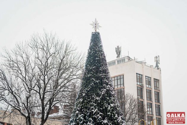 Івано-Франківськ оповився у снігову казку ФОТОРЕПОРТАЖ