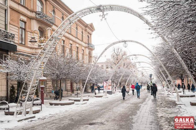 Івано-Франківськ оповився у снігову казку ФОТОРЕПОРТАЖ