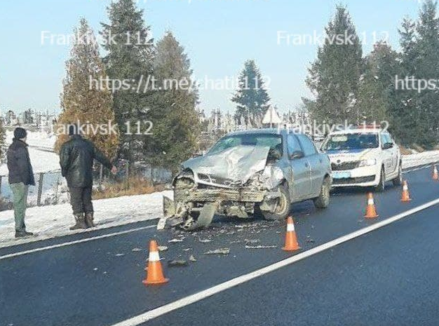 Розтрощені автівки: на Франківщині не розминулися легковики ВІДЕО