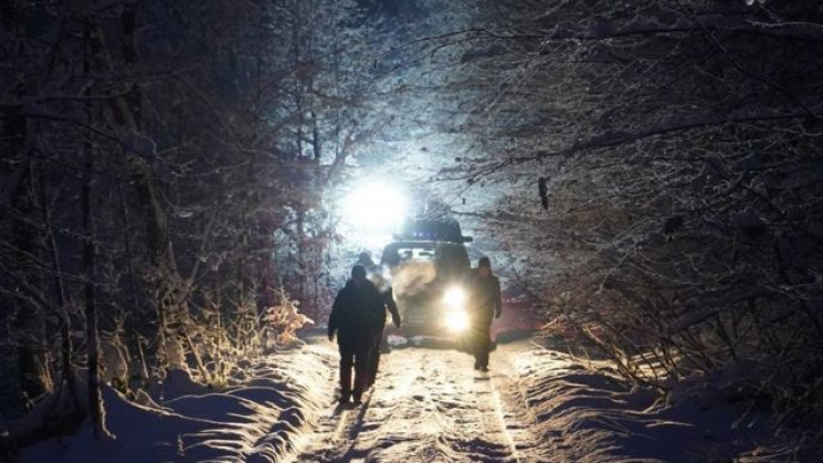 На Франківщині врятували ледь притомного водія фіри, який травмувався і заблукав у лісі ВІДЕО