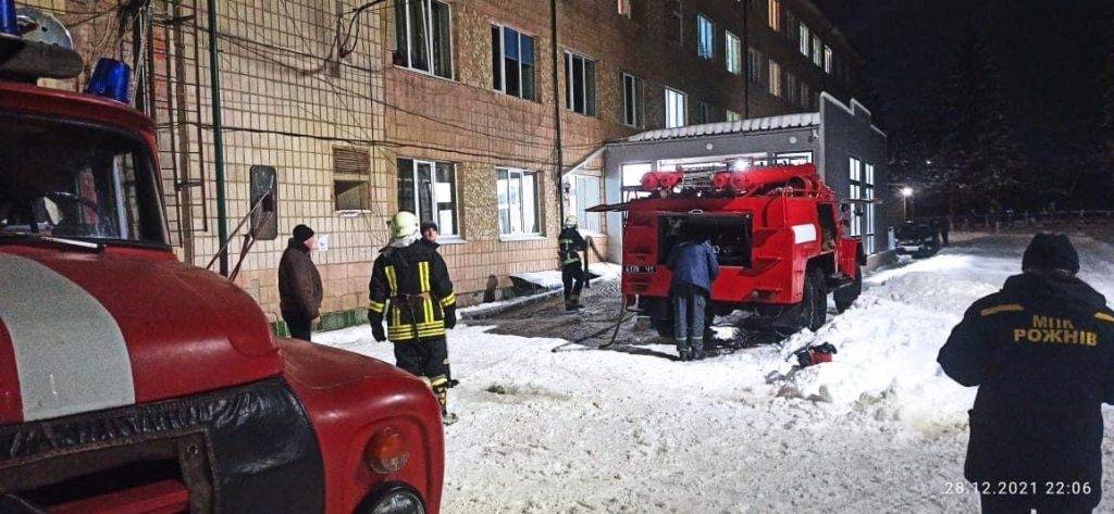 З'явилось відео з місця масштабної пожежі лікарні у Косові, внаслідок якої загинули пацієнти реанімації