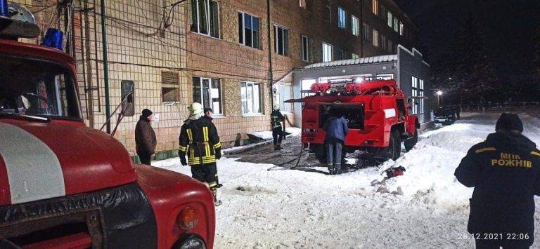 З'явилось відео з місця масштабної пожежі лікарні у Косові, внаслідок якої загинули пацієнти реанімації