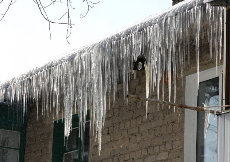 До уваги прикарпатців, як не стати жертвою бурульок