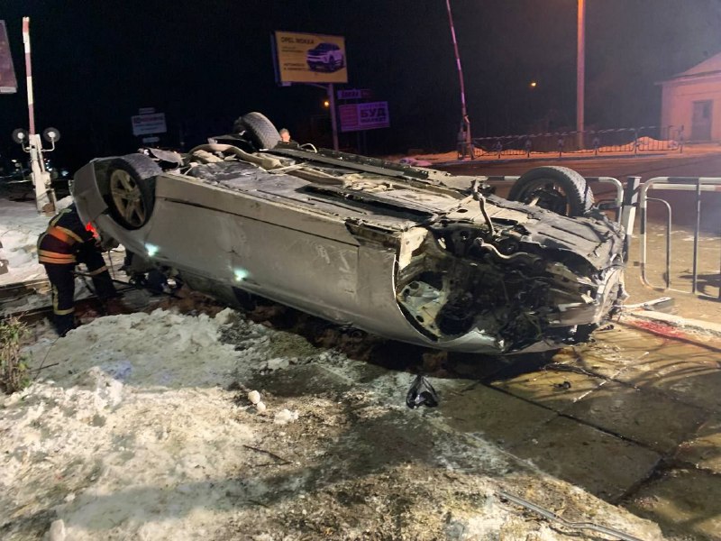 В лікарні помер пасажир «BMW», яка перекинулась на залізничному переїзді у Франківську. Водій був п’яний ФОТО