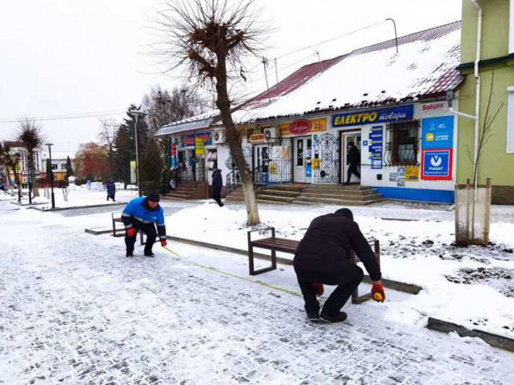 У центрі Городенки встановлюють вуличні меблі ФОТО