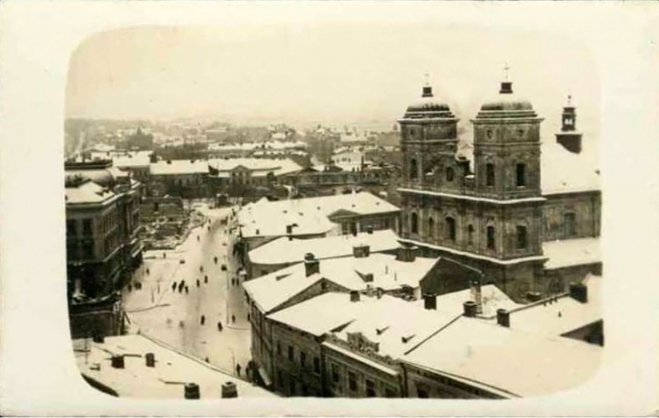 Як сотню років тому у Станиславові зі снігом боролися ФОТО