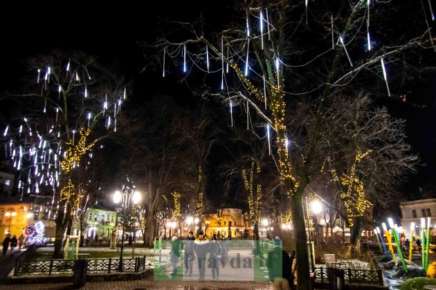 До свят готові: в Івано-Франківську засвітили головну ялинку ФОТО