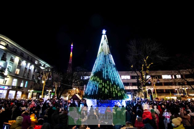 До свят готові: в Івано-Франківську засвітили головну ялинку ФОТО