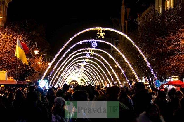 До свят готові: в Івано-Франківську засвітили головну ялинку ФОТО