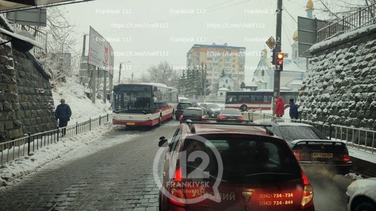 Неподалік вокзалу у Франківську ДТП: рух на прилеглих вулицях ускладнено ФОТО