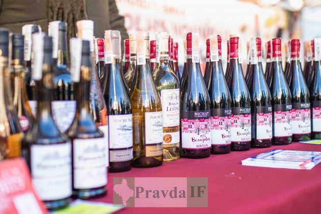 У Франківську відкрився фестиваль французького вина: Організатори запрошують на дегустацію ФОТОРЕПОРТАЖ